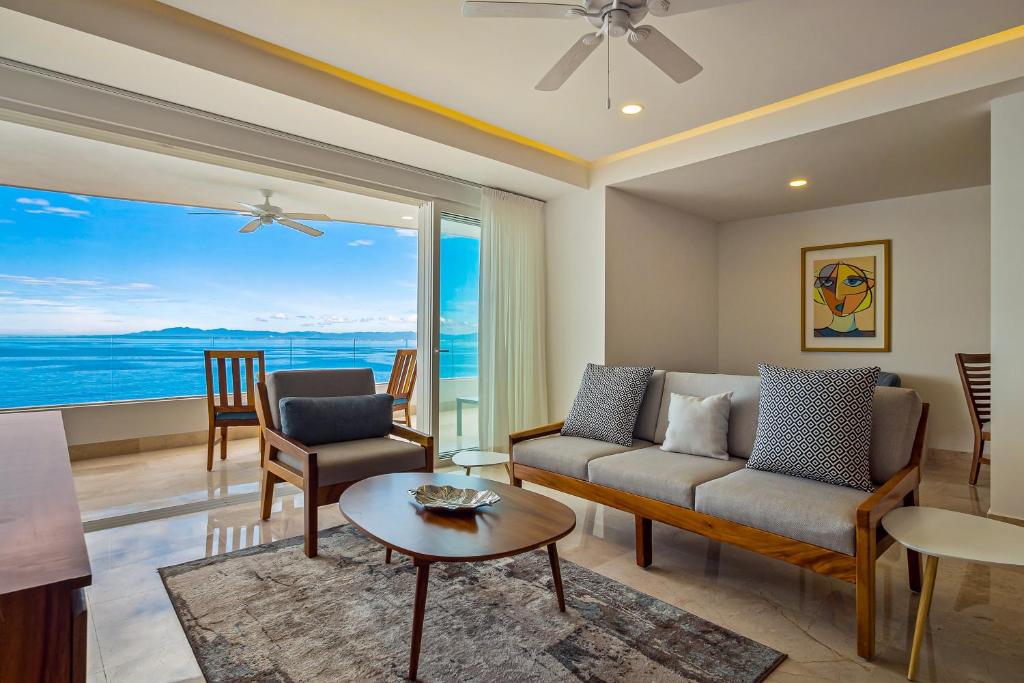 Stylish waterfront condo with amazing pool, hot tub & balcony - 5