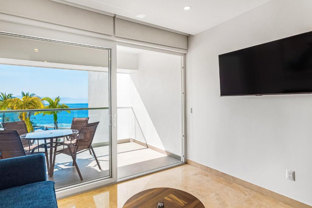 Serene coastal getaway with private infinity pool, beach access & scenic vistas - 4