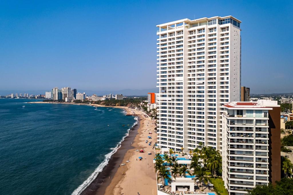 Luxury apartment with infinity pool, ocean views, balcony & easy downtown access - 1