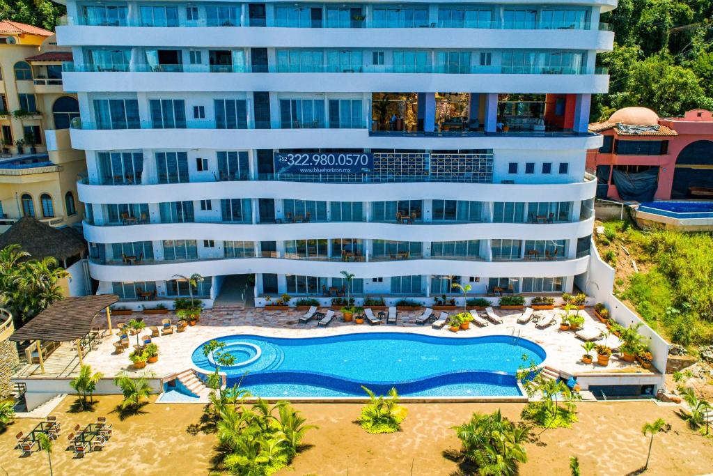 Stylish waterfront condo with amazing pool, hot tub & balcony - 3
