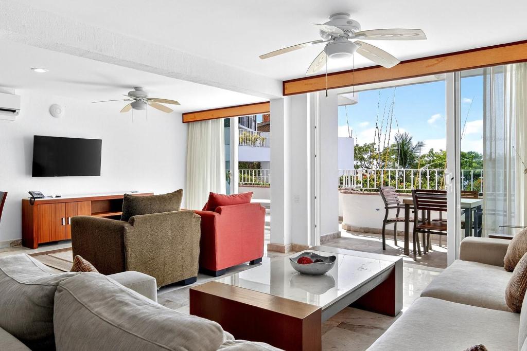 Stunning oceanview suite with cliffside infinity pool, terrace & gourmet kitchen - 2