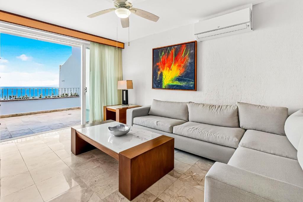 Spacious oceanview suite with heated pool, hot tub & terraces for lounging - 2