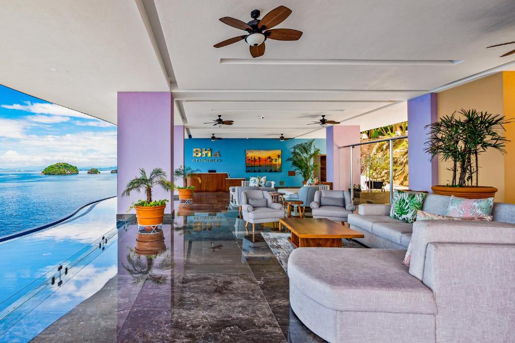 Luxurious condo with huge, oceanfront balcony, pool & pool spa - 5