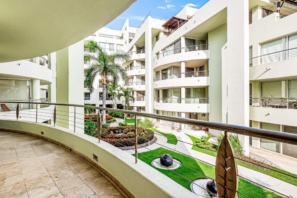 Spacious condo with near the beach with resort-style pool, inviting balcony - 3