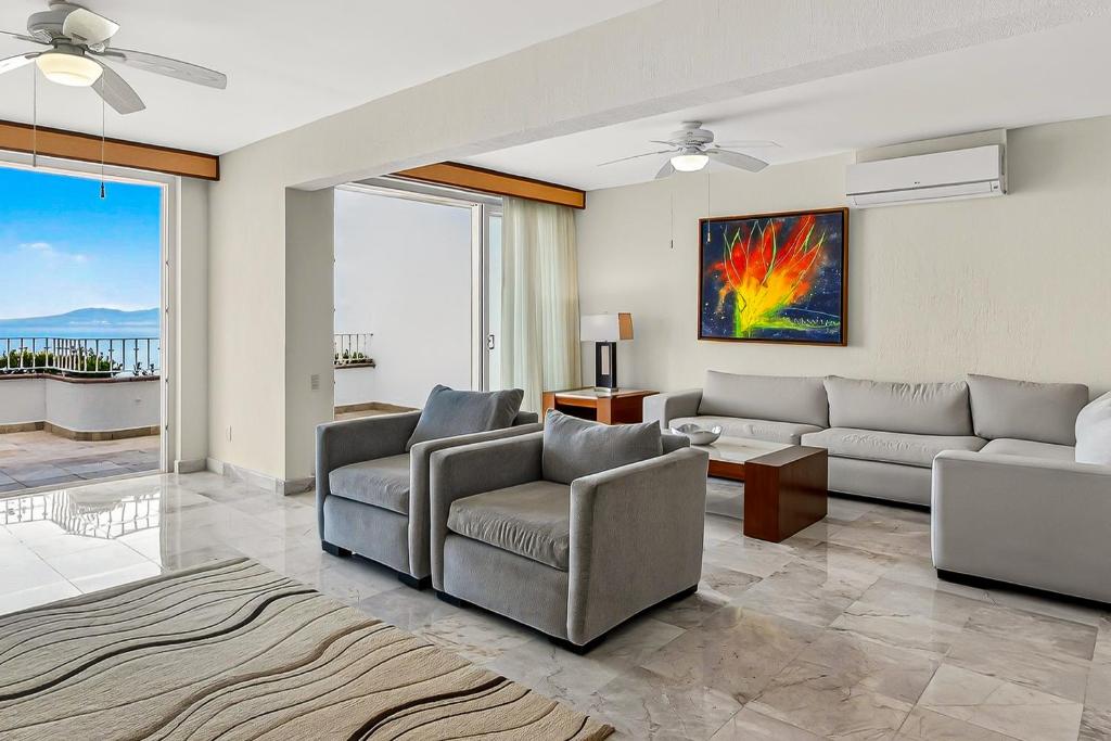 Spacious oceanview suite with heated pool, hot tub & terraces for lounging - 5