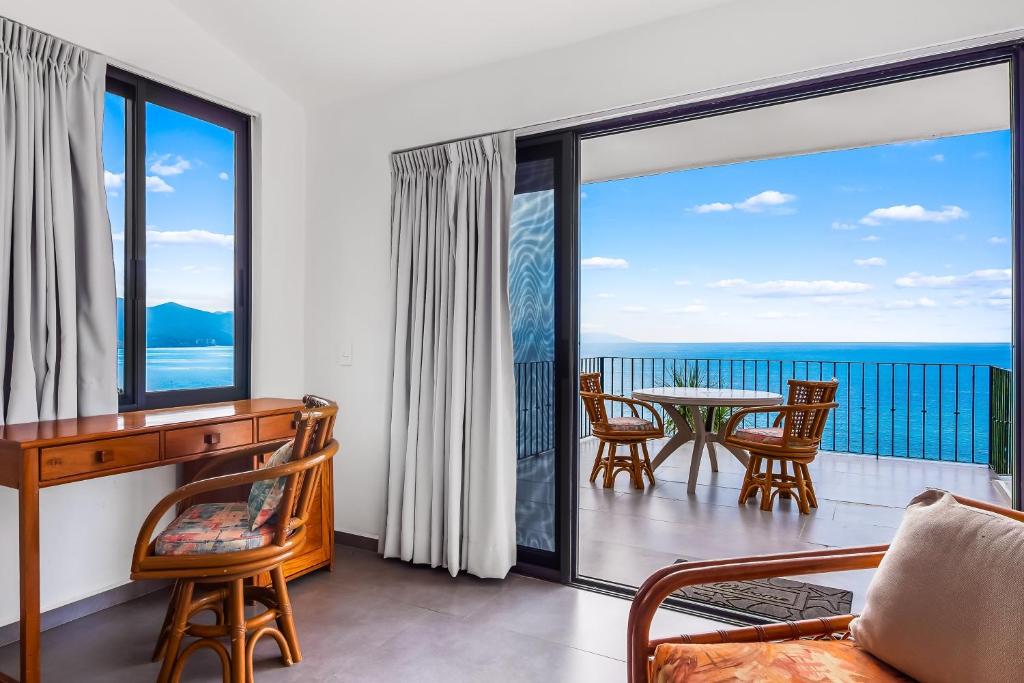 Bright ocean-view 2-story condo near beach with pool, balcony & full kitchen - 5