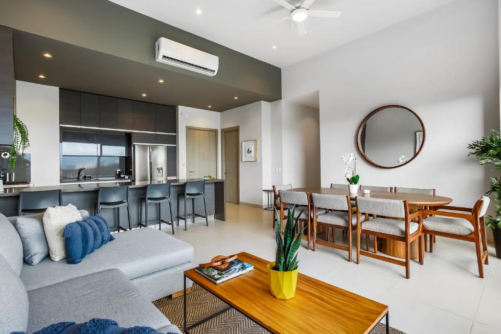 Modern condo with breathtaking views, infinity pool, and en suite bedrooms - 5