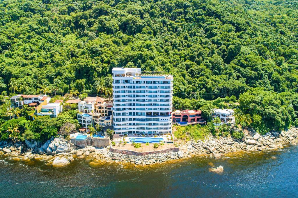 Impressive 8th-floor oceanfront condo with water views, hot tub & pool - 4