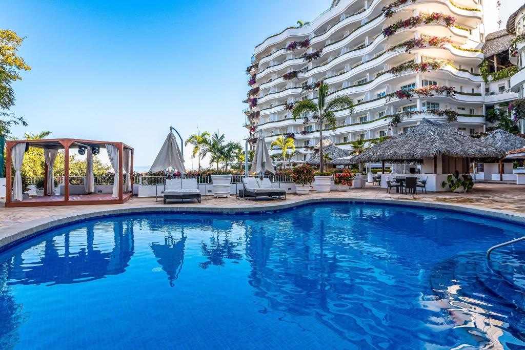 Upscale coastal suite with private terrace, ocean views, pool & hot tub - 1