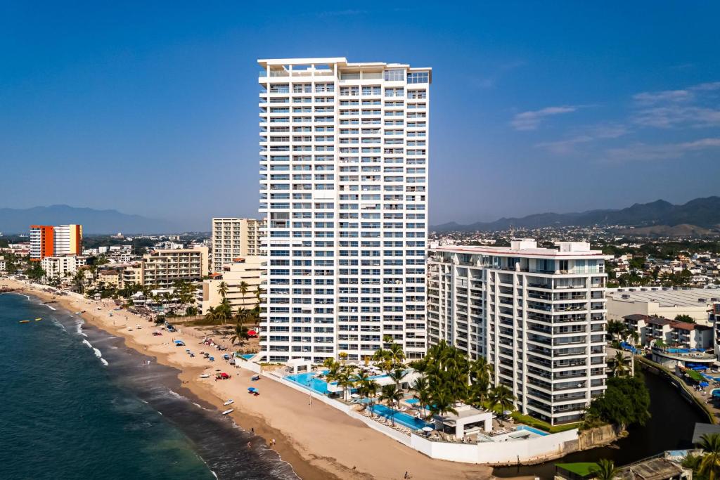 Luxury apartment with infinity pool, ocean views, balcony & easy downtown access - 2