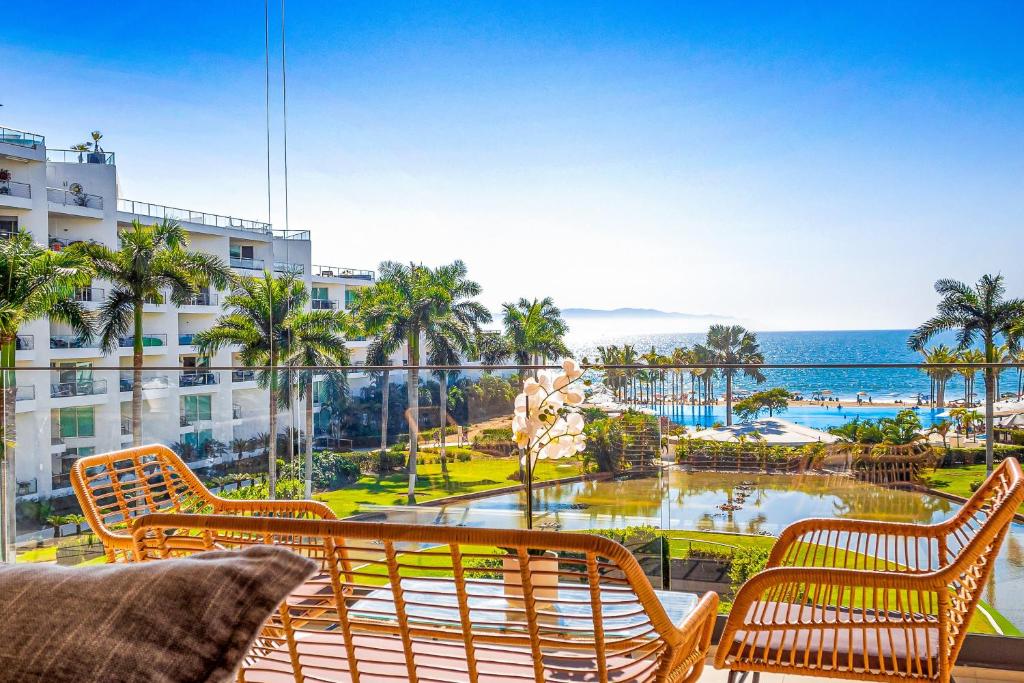 Oceanfront condo with a full kitchen, pool, & beach access - 3
