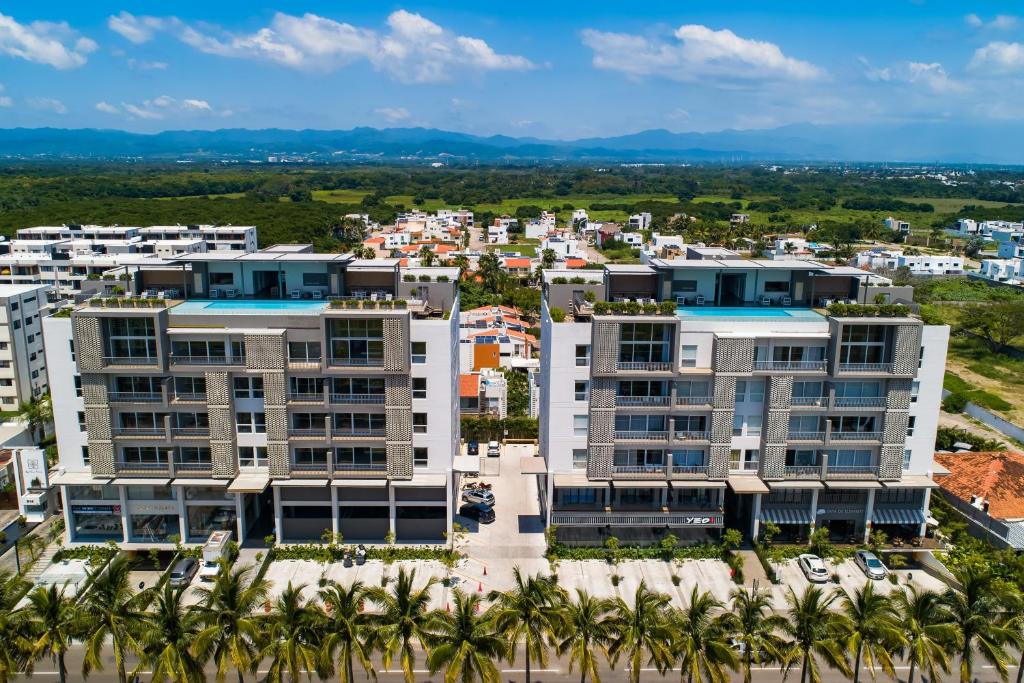 Modern condo with breathtaking views, infinity pool, and en suite bedrooms - 2