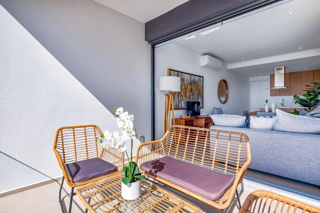 Oceanfront condo with a full kitchen, pool, & beach access - 5