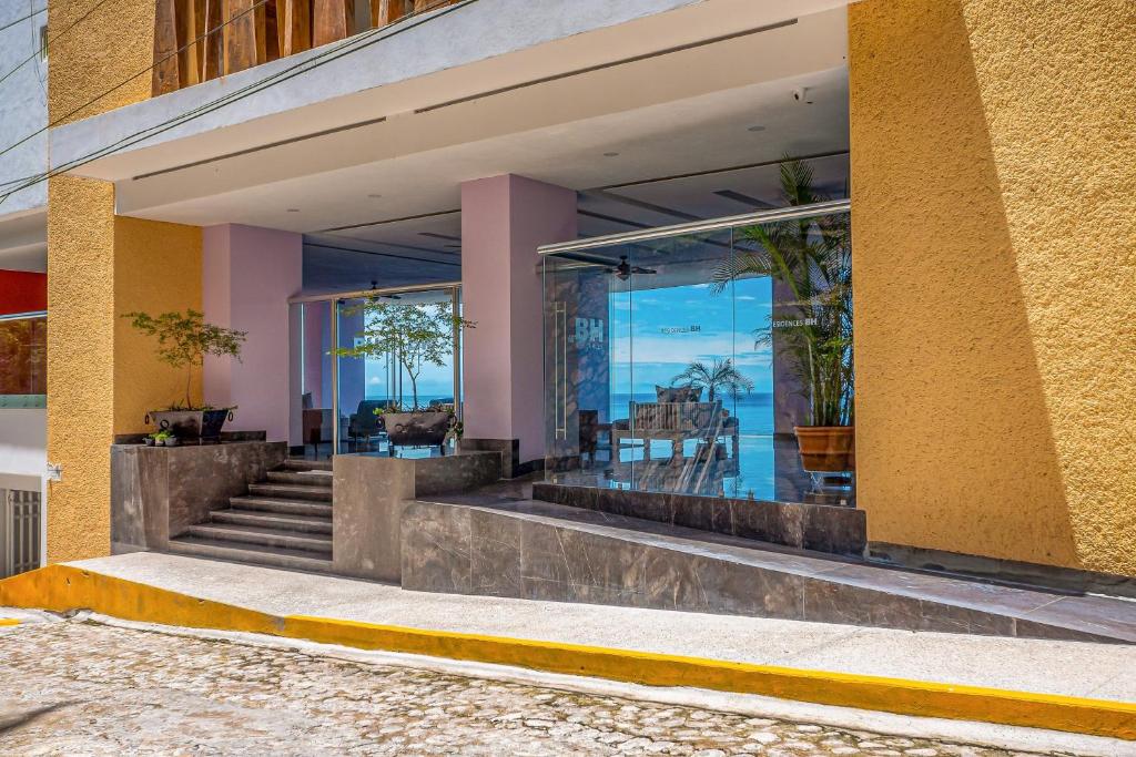 Luxurious upscale condo w/ wraparound oceanfront view & shared pool - 3