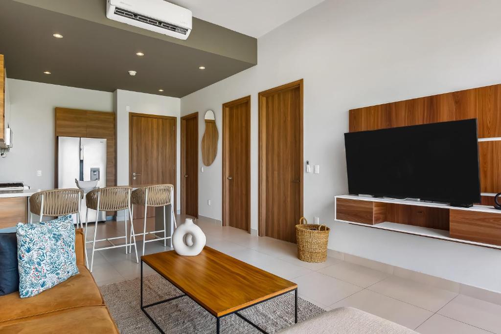 5th-floor apt near the ocean with infinity rooftop pool, balcony, washer/dryer - 5