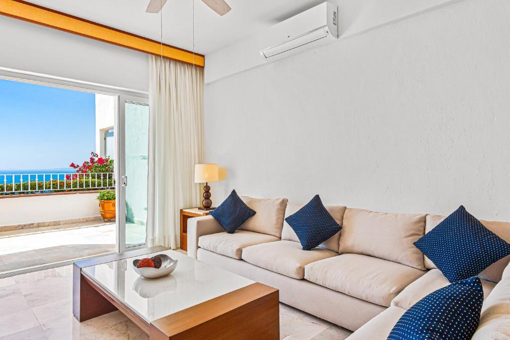 Elegant oceanview suite with heated pool, private hot tub & terrace dining - 3