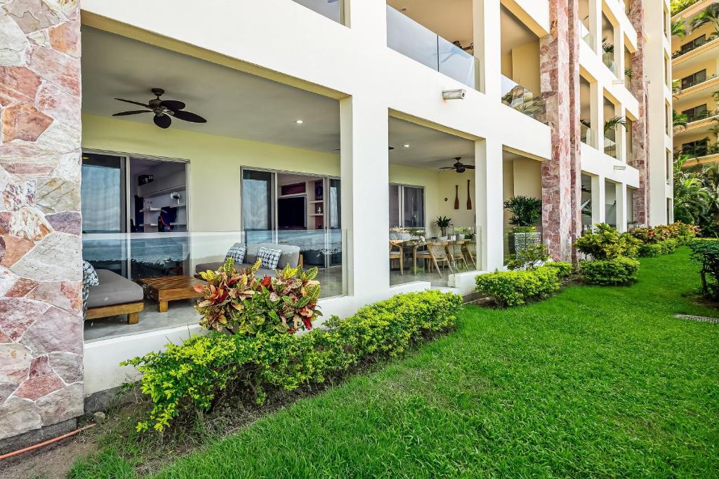 Cozy beachfront apartment with stunning ocean views and resort amenities - 2