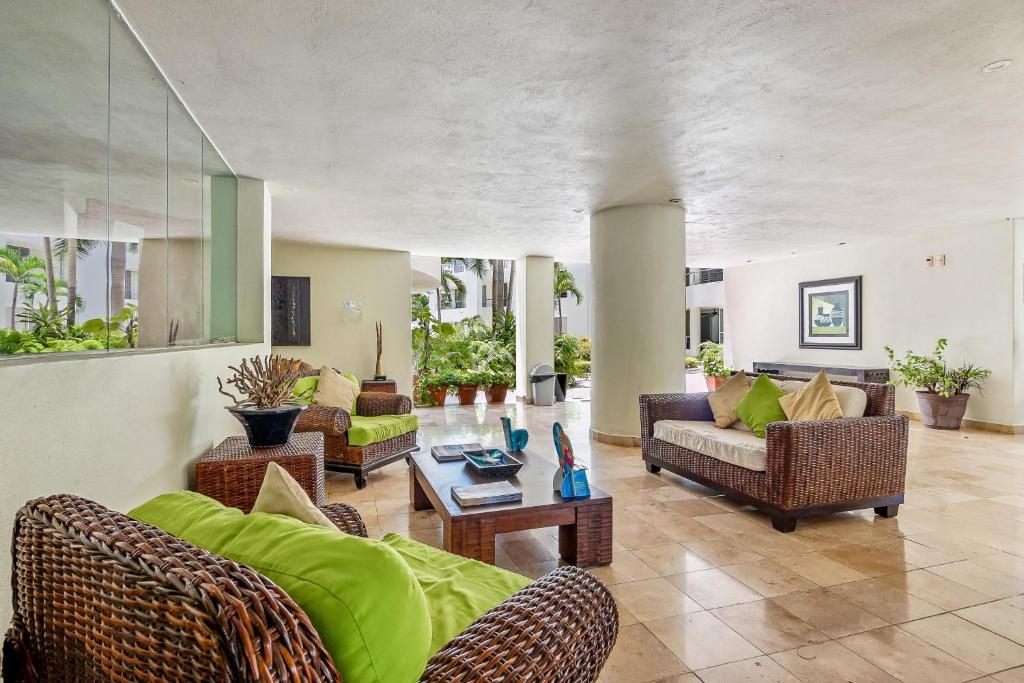 Ocean-view condo with pools, roof deck, lounge, private balcony, & AC - 5