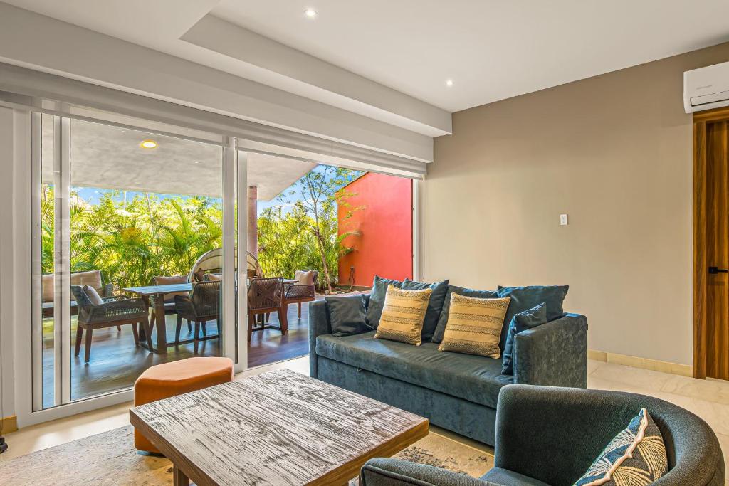 Peaceful modern condo with rooftop pool, washer-dryer and fitness room - 3