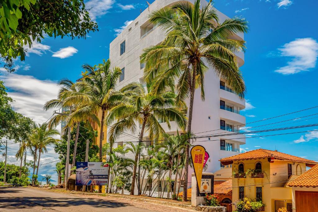 4th-floor oceanfront condo with balcony, outdoor pool, ocean views & AC - 2