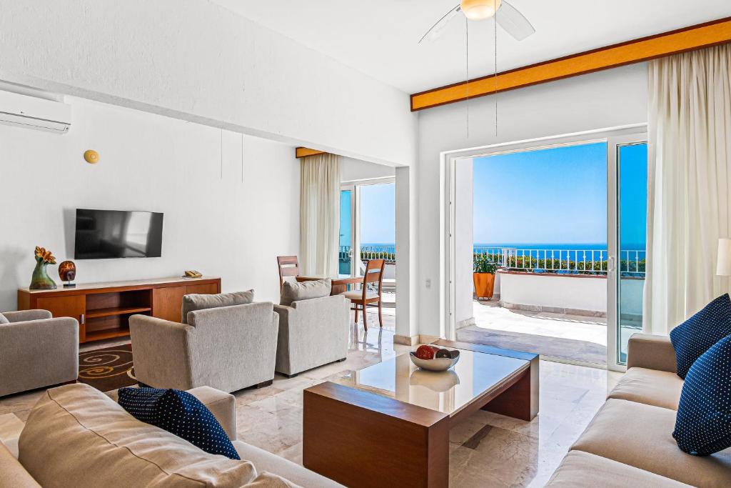 Elegant oceanview suite with heated pool, private hot tub & terrace dining - 4