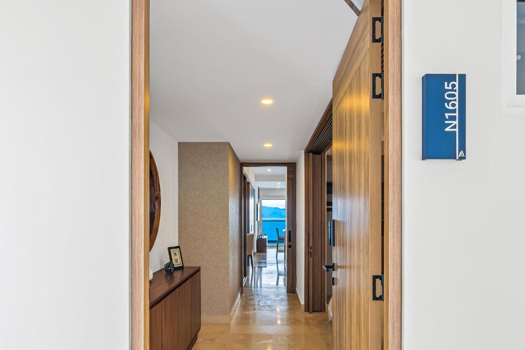 Stylish oceanfront condo with infinity pool, rooftop deck & beach access - 2