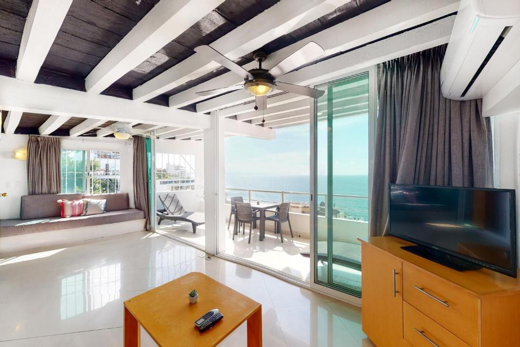 Modern & bright condo with ocean views & pool - walk to the beach - 4