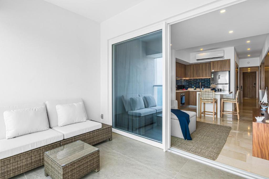 Stylish oceanfront condo with infinity pool, rooftop deck & beach access - 4