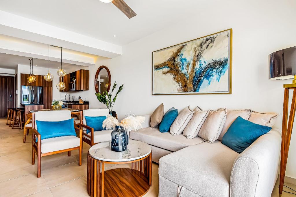 Mountain-view apartment near beach with balcony, rooftop pool, gym, & Ping-Pong - 5