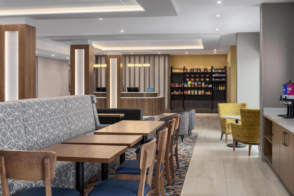 Lobby, Hampton Inn by Hilton Montreal East Anjou in Montreal (QC)