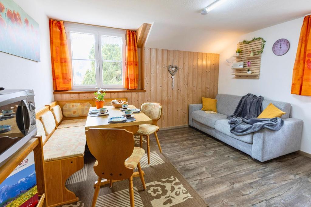 Haus Hindelang - 2 FeWos mit Zugspitzblick, inkl Königscard, gratis Parken & WLAN, Self Check-In, 5 Minuten ins Zentrum - 2