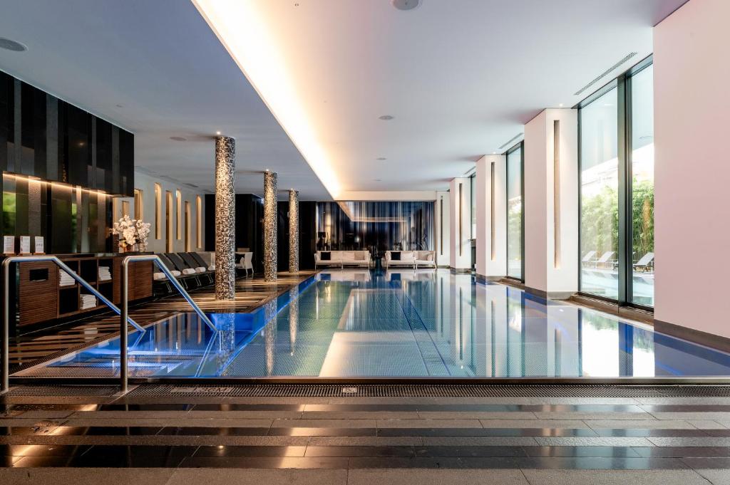 皇家薩沃伊酒店及水療中心 (Royal Savoy Hotel and Spa)