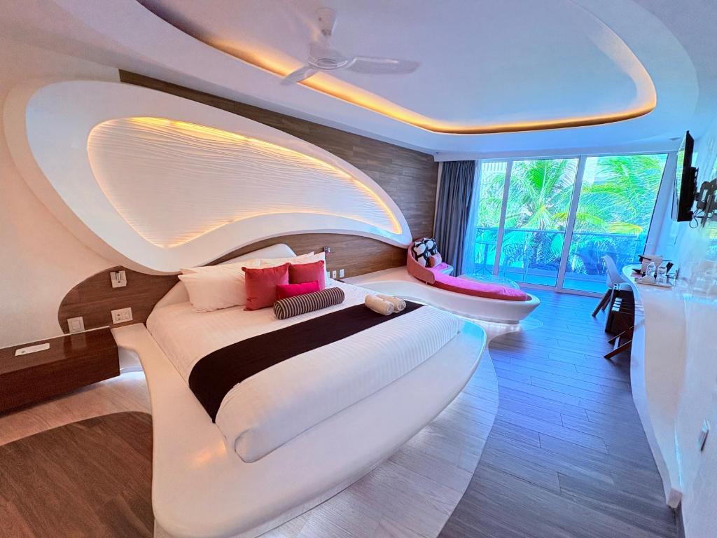 Condohotel The Carmen Deluxe Oceanview King Suite - 2