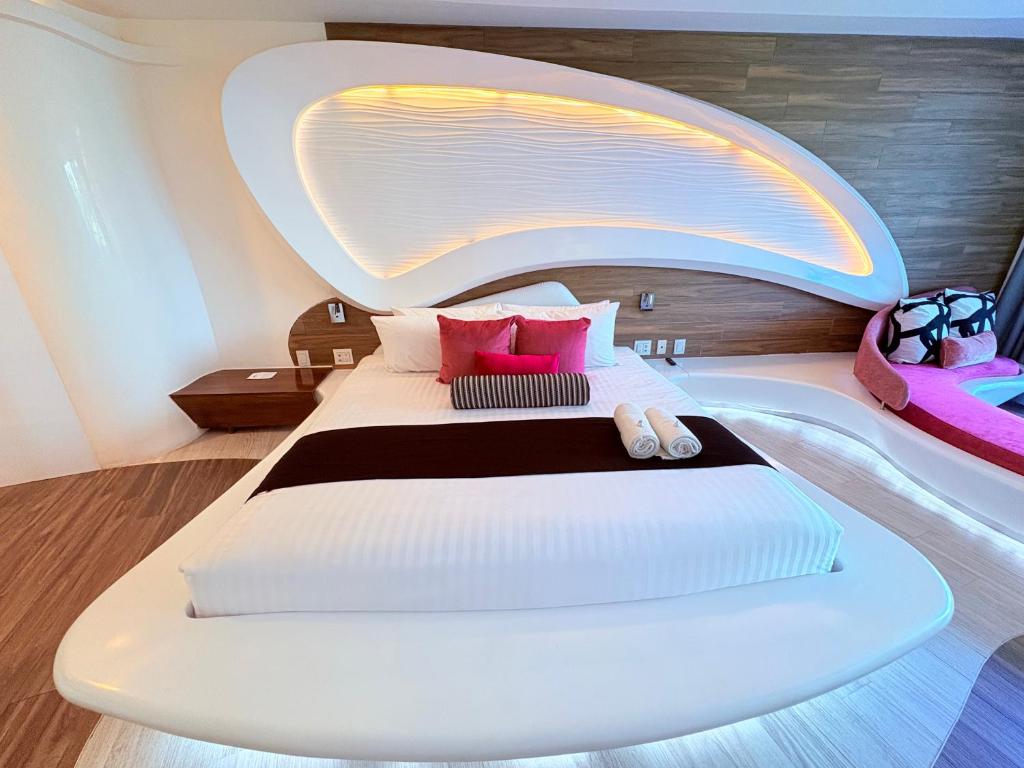 Condohotel The Carmen Deluxe Oceanview King Suite - 4