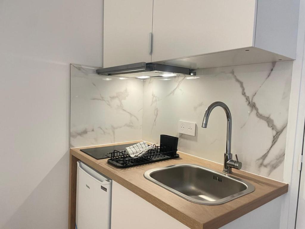 New 402 Suite Brigitte-Cosy Apartment Paris Center - 4