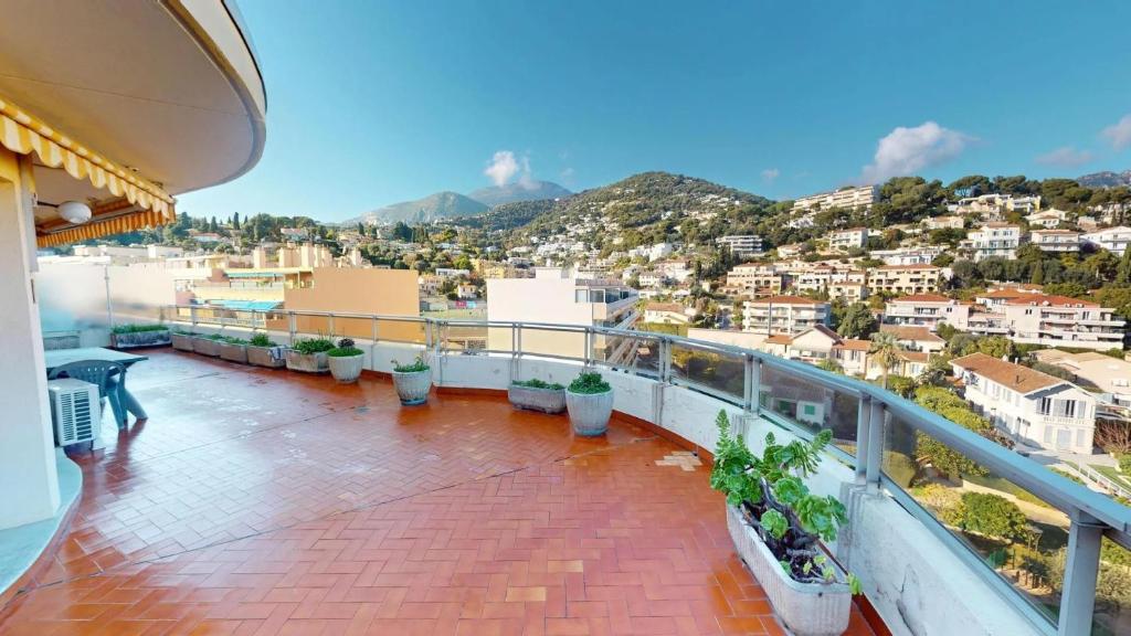 114FDM - Agréable 2P climatisé en dernier étage avec immense terrasse avec parking privé - 1