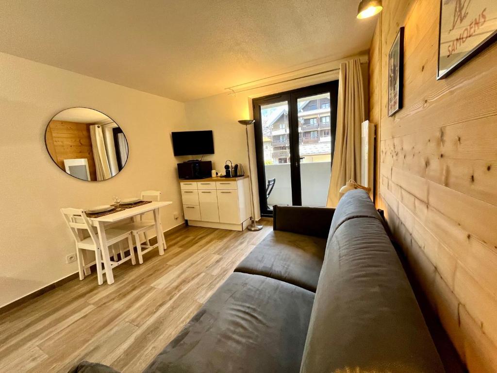 Studio rénové au centre village avec balcon - FR-1-624-180 - 1