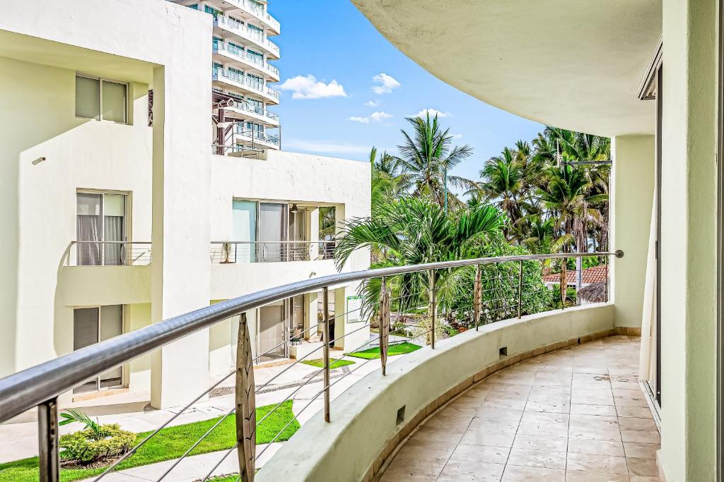 Spacious condo with near the beach with resort-style pool, inviting balcony - 4