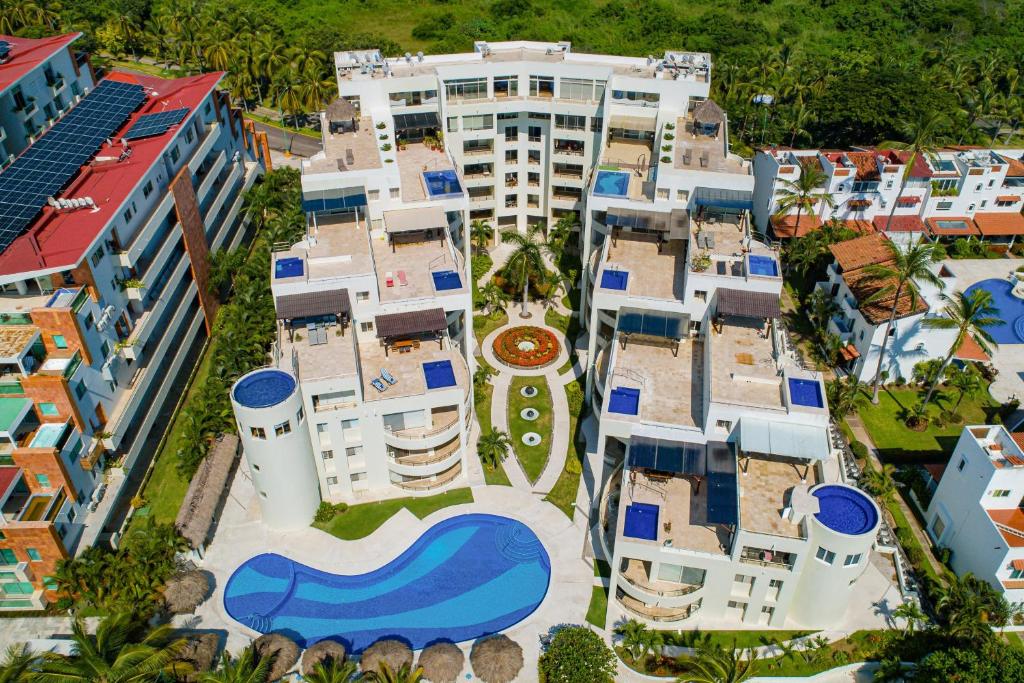 Bright coastal apartment with pool, balcony & beach access close by - 2