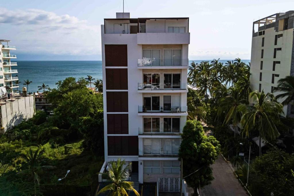 Relaxing condo with rooftop pool, oceanview balcony & walkable beach access - 4
