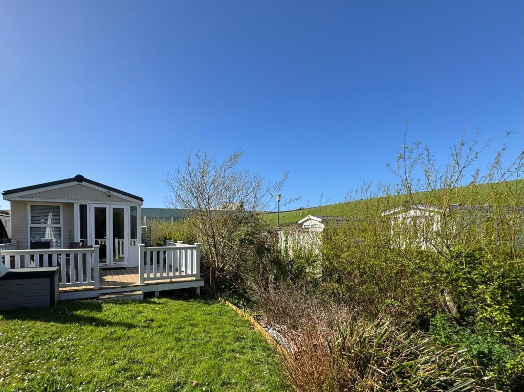 Bag End - pet-friendly apartment with garden near Porth Beach, Newquay