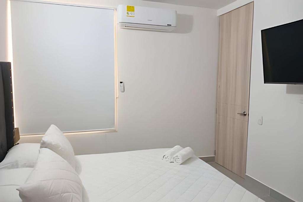 Perfect Getaway: 2 Queen Beds and Beach Just Steps Away - 4