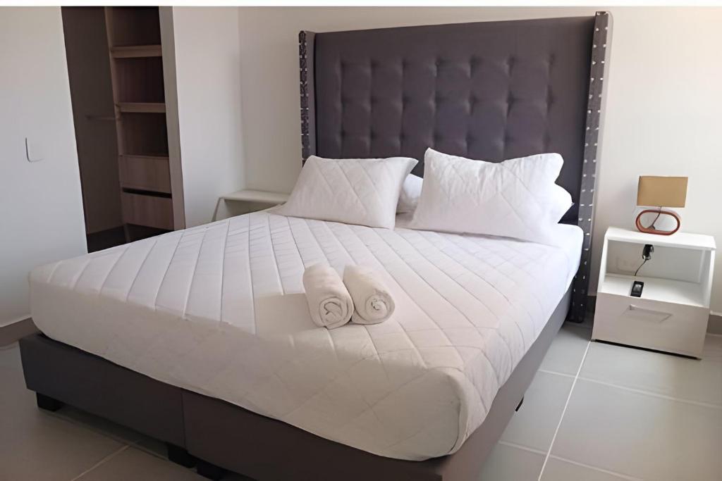 Perfect Getaway: 2 Queen Beds and Beach Just Steps Away - 3