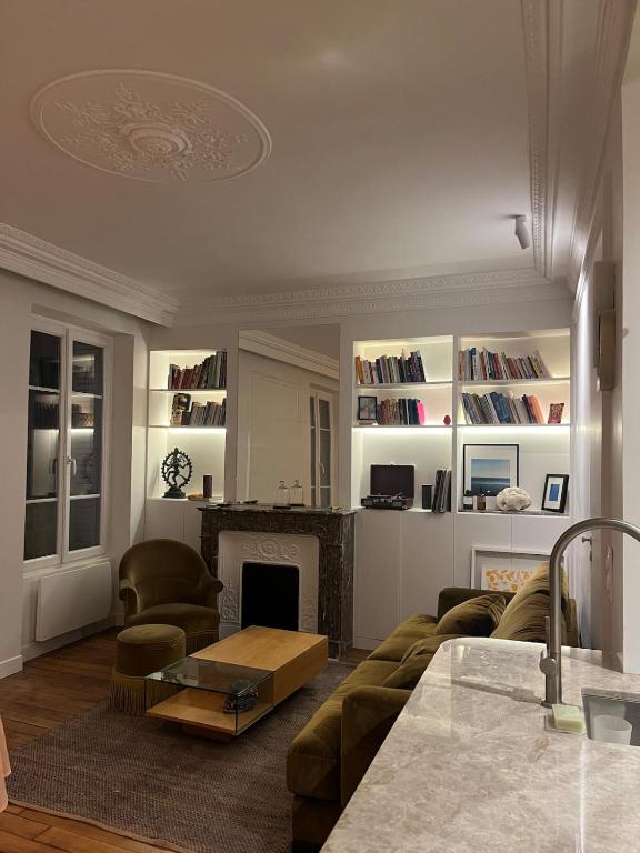 Montmartre Architect-Designed Apartment - 1