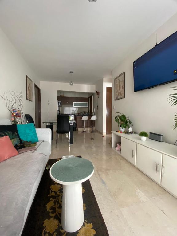 cuarto con baño privado en departamento moderno - 1