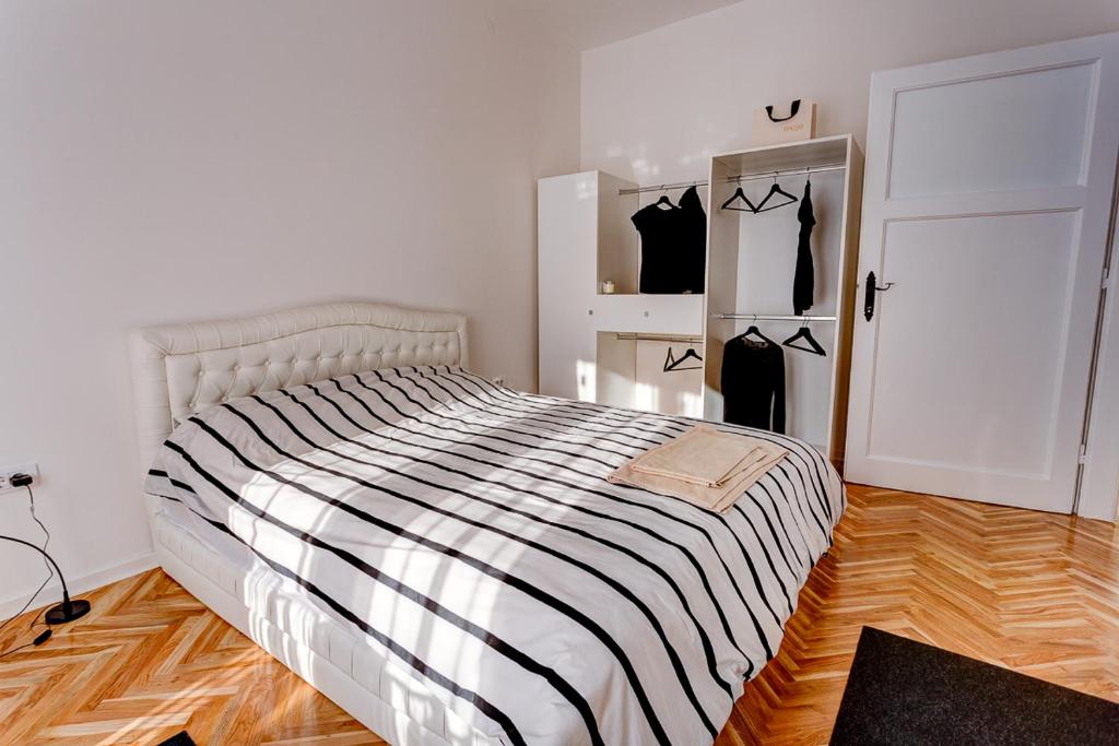 Bright Apartment Central - 4