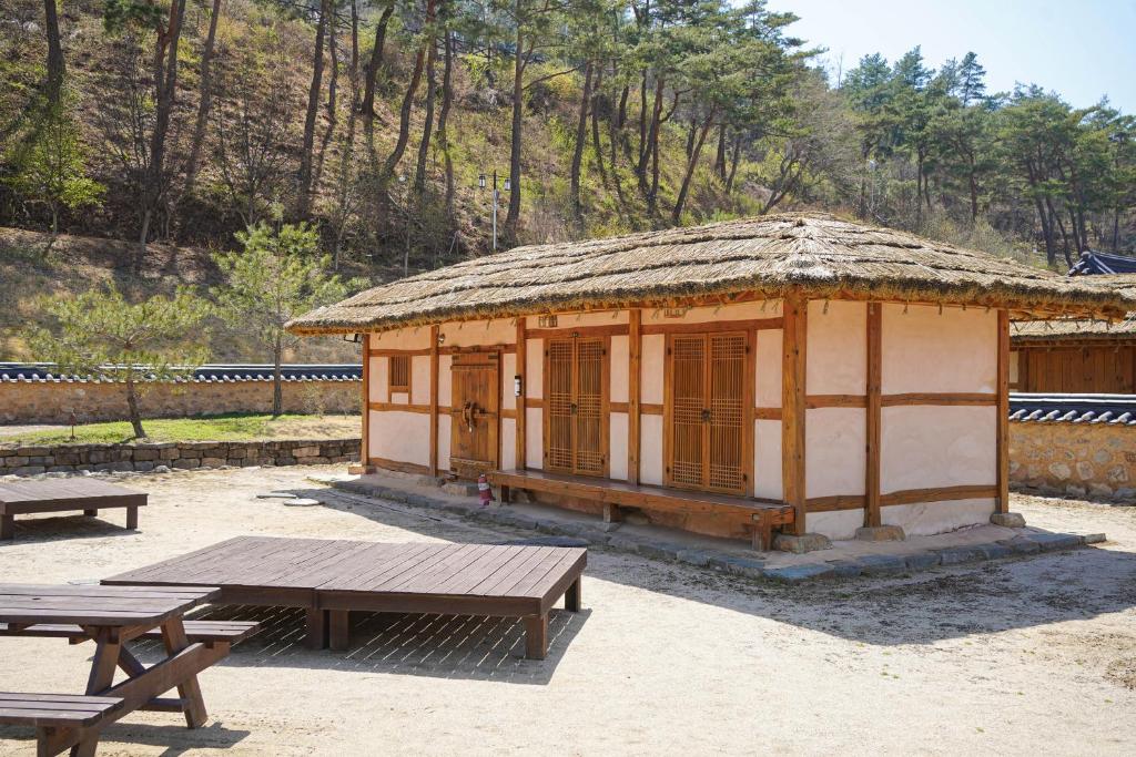 청송 한옥호텔 안