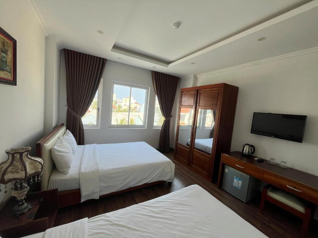 Shared lounge/TV area