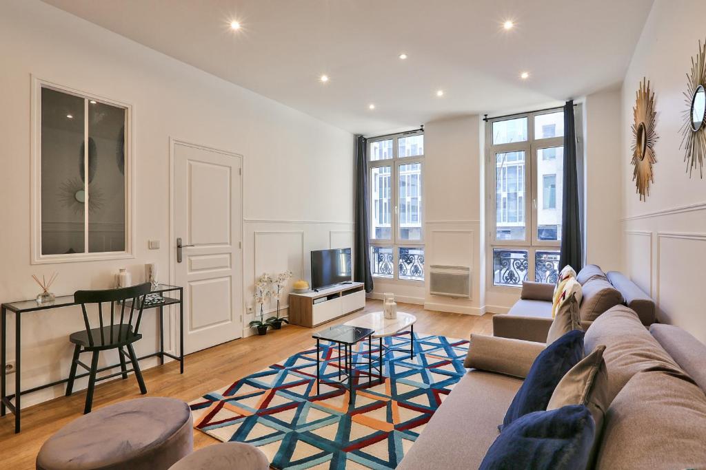 UrbanFlat 34 - Spacious & Bright Parisian Home - 1