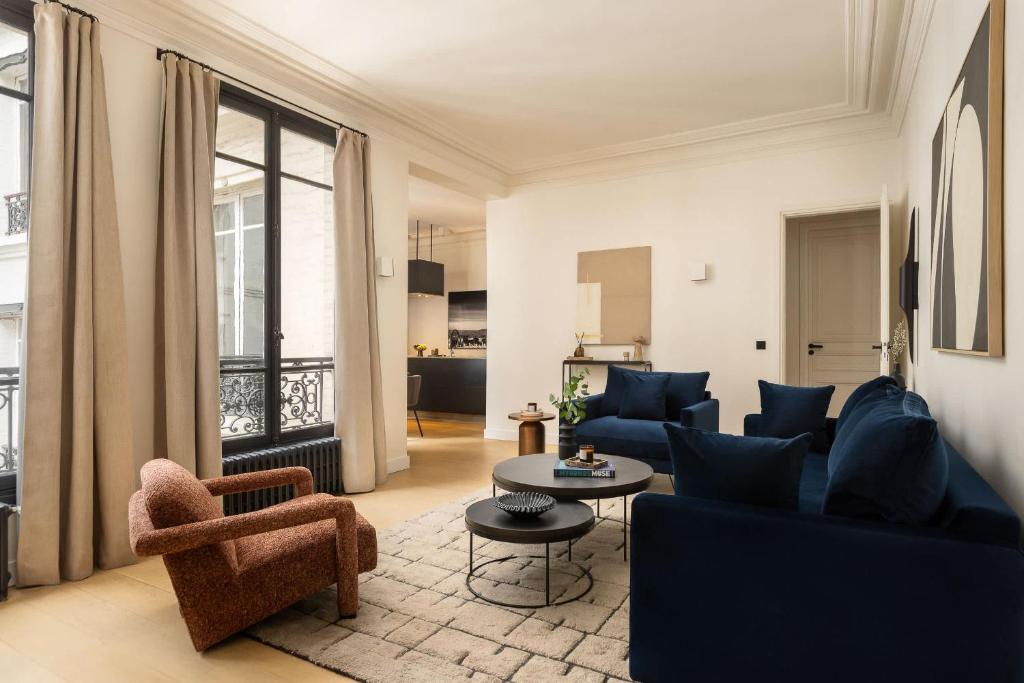 Classy Montaigne 2BR Suite 7P - 2